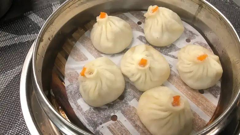 372. Steamed Bun Filled with Crab Meat and Pork 蟹粉小籠包
